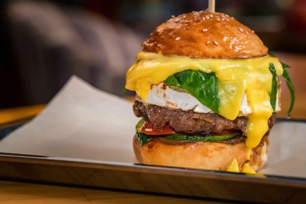 Hamburgare med ost och grönsaker