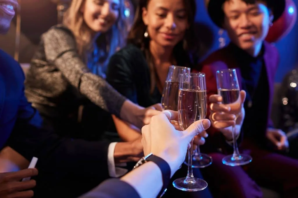 Vänner skålar i champagne