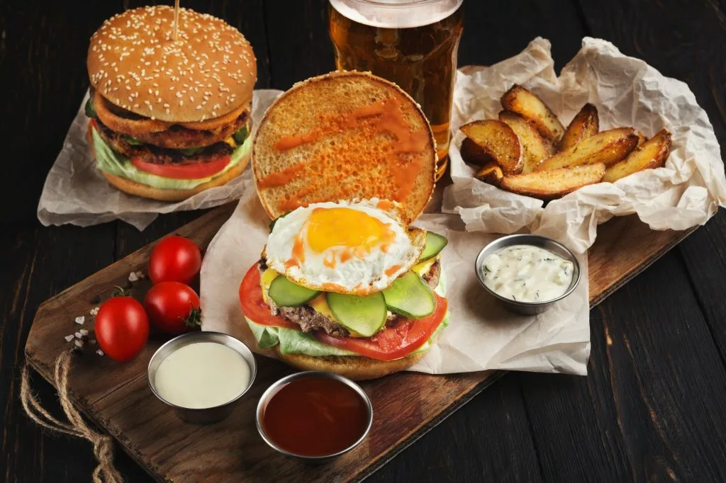 Hamburgare med ägg och lökringar